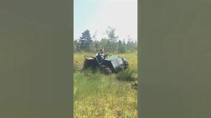 Болотоход Тайга 4x4 переплывает топкое болото