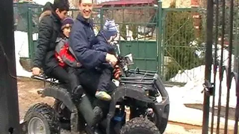 На электроквадроцикле, вчетвером!