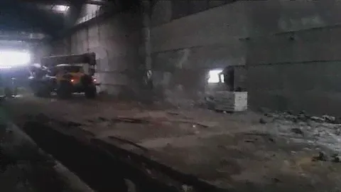 Автокран Урал ломает стену !!!