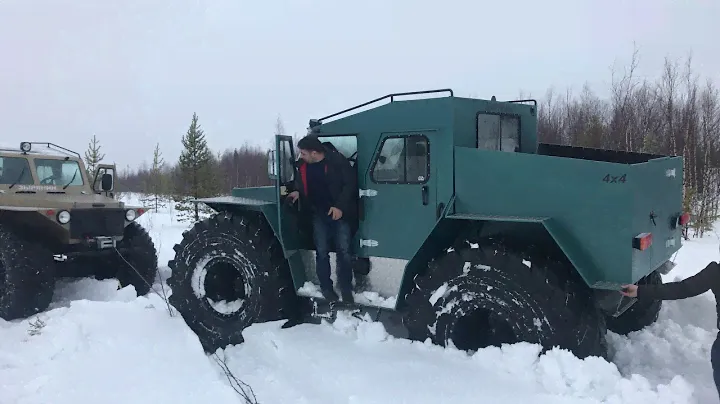 Зырянин-211 застрял в снегу на автотрансах.