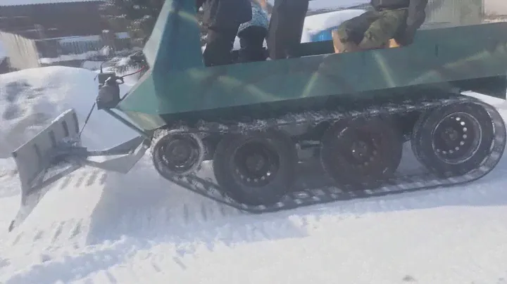 гусеничный вездеход " Марсоход" едет в г.Томск