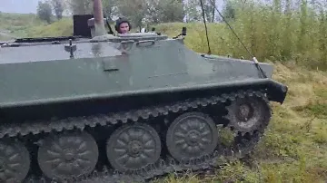 МТЛБ ПЕРЕПРЫГИВАЕТ ИЛИСТУЮ РЕКУ!!!