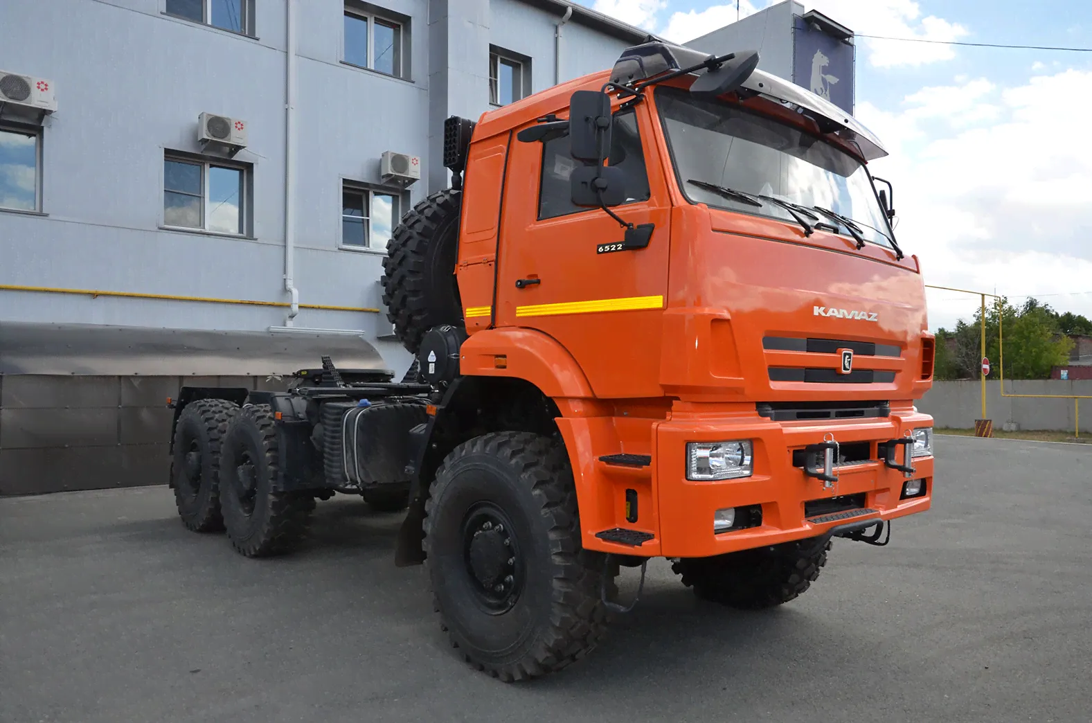 Седельный тягач КамАЗ 65221-53 вездеход 6х6