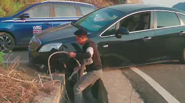 Опытный водитель показывает, как с помощью веревки вытащить машину из ямы