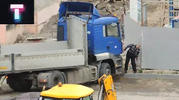 Грузовой автомобиль с полуприцепом шаланда, будет пытаться уехать со стройки.