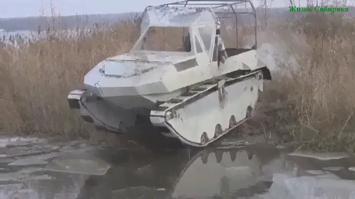 Гусеничный вездеход амфибия вытворяет чудеса. Просто монстр!!